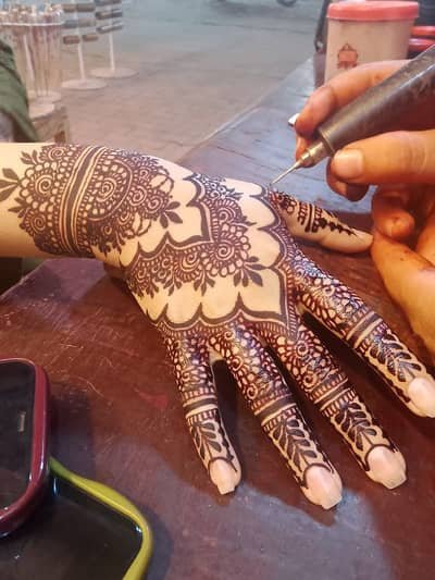 injection mehndi artist